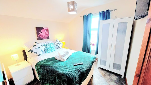 4 bedrooms, iron/ironing board, free WiFi, bed sheets