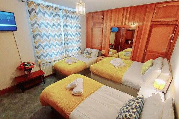 House | 4 bedrooms, iron/ironing board, free WiFi, bed sheets - Garfield Villa-beautiful 4-bed House in Gillingham (Gillingham)