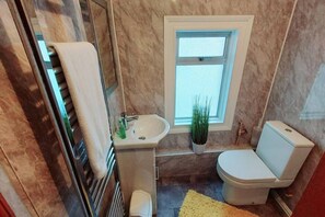 House | Bathroom | Combined shower/tub, deep soaking tub, hair dryer, towels - Garfield Villa-beautiful 4-bed House in Gillingham (Gillingham)