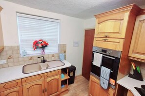 House | Private kitchen | Fridge, microwave, oven, stovetop - Garfield Villa-beautiful 4-bed House in Gillingham (Gillingham)
