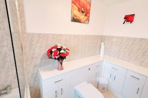House | 4 bedrooms, iron/ironing board, free WiFi, bed sheets