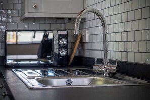 Fridge, microwave, oven, stovetop - Honeysuckle Cottage - 1 Bedroom - Amroth (Narberth)