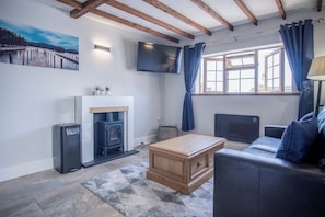 32-inch flat-screen TV with cable channels, TV - Honeysuckle Cottage - 1 Bedroom - Amroth (Narberth)