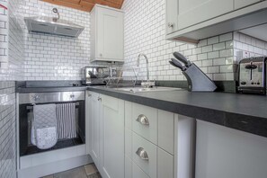 코티지 (1 Bedroom) | 전용 주방 | 냉장고, 전자레인지, 오븐, 쿡탑