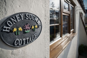 Front of property - Honeysuckle Cottage - 1 Bedroom - Amroth (Narberth)