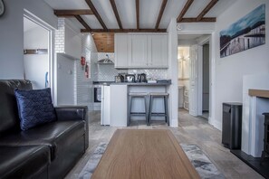 32-inch flat-screen TV with cable channels, TV - Honeysuckle Cottage - 1 Bedroom - Amroth (Narberth)