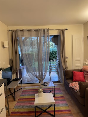 Fernseher, DVD-Player, Tischtennisplatte, Bücher