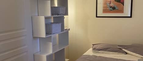 1 dormitorio, tabla de planchar con plancha, wifi gratis y ropa de cama