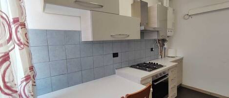 Fridge, oven, stovetop, coffee/tea maker