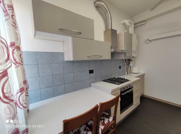 Kühlschrank, Ofen, Herdplatte, Wasserkocher mit Kaffee-/Teezubehör