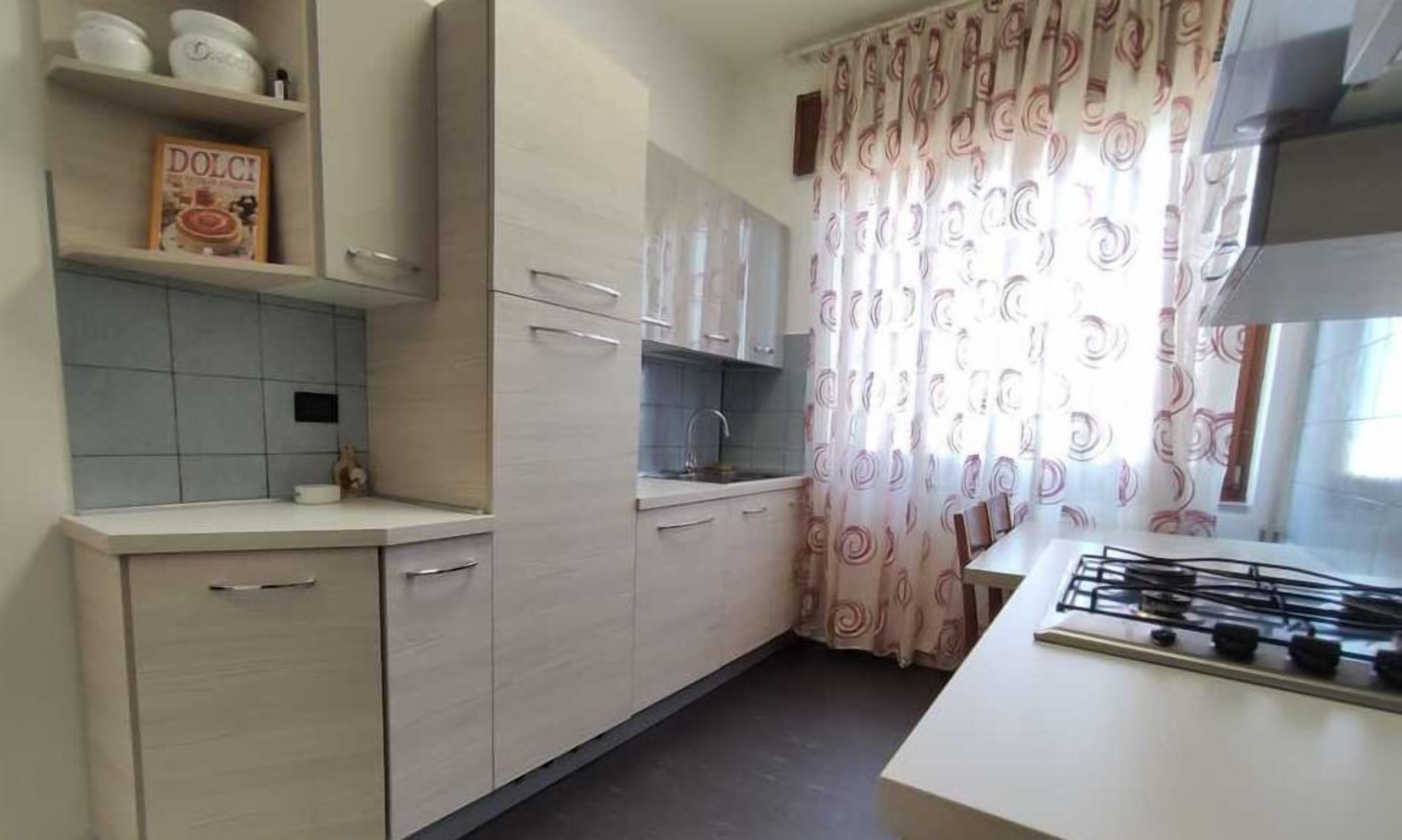 Réfrigérateur, four, plaque de cuisson, cafetière/bouilloire