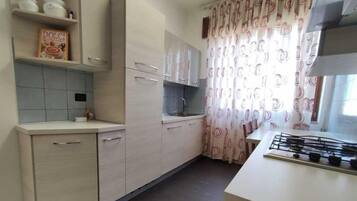 Réfrigérateur, four, plaque de cuisson, cafetiÚre/bouilloire