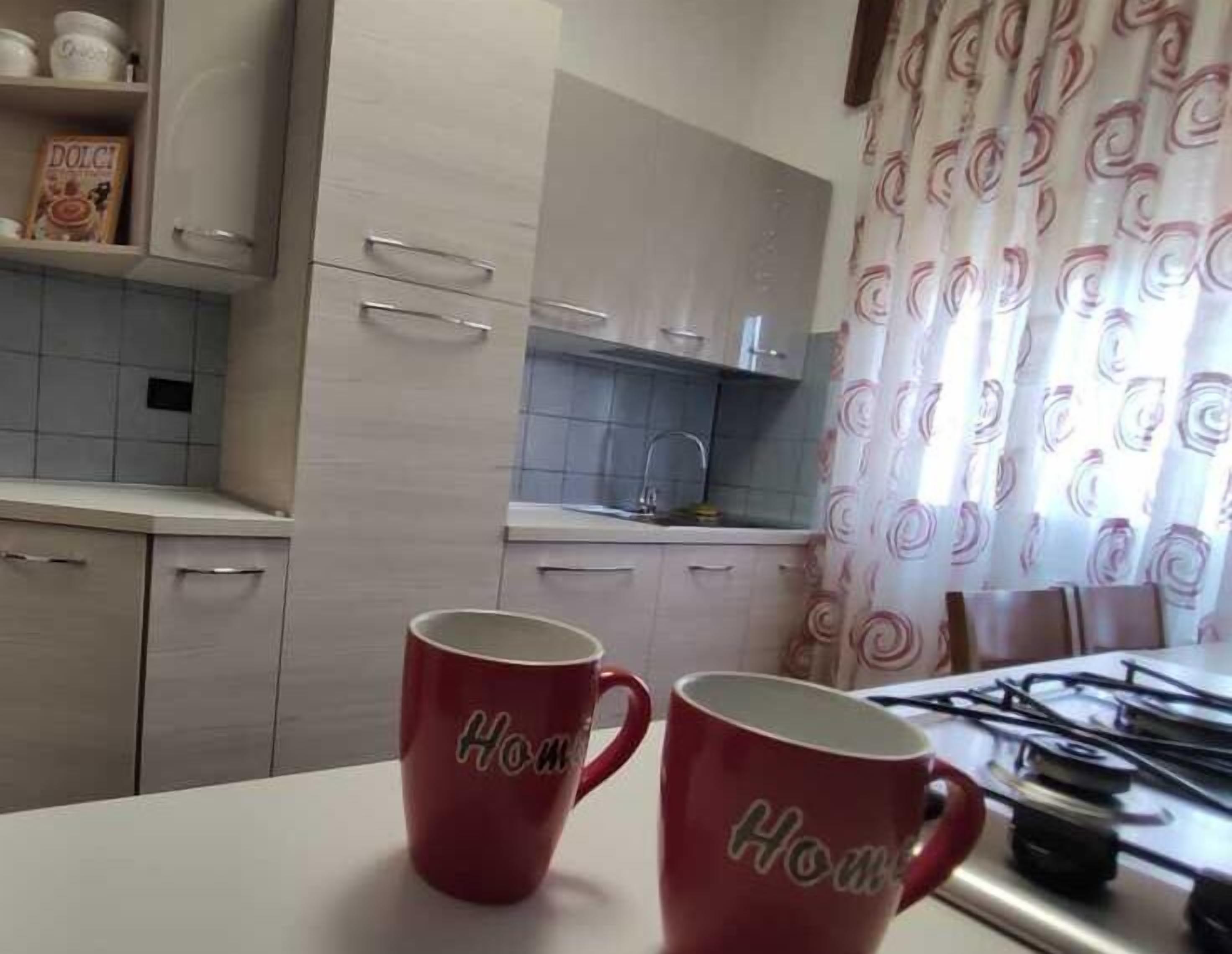 Kühlschrank, Ofen, Herdplatte, Wasserkocher mit Kaffee-/Teezubehör