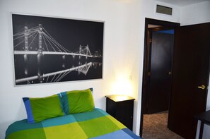 2 chambres, fer et planche à repasser, accès à Internet, literie fournie