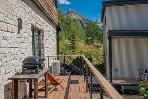 Ski In/Out | Epic Views | New Hot Tub