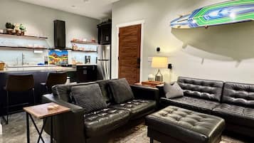 Smart TV, fireplace, books, stereo