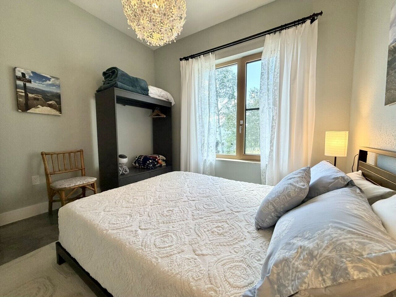 2 slaapkamers, een bureau, een strijkplank/strijkijzer, gratis wifi