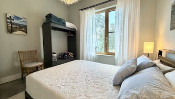 2 slaapkamers, een bureau, een strijkplank/strijkijzer, gratis wifi