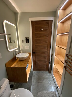 Secador de pelo, toallas