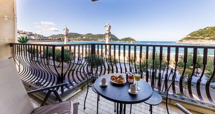 LA CONCHA BEACHVIEW: 8 PAX Superior apartment. First line of the beach. sea views