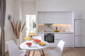 Kühlschrank, Ofen, Herdplatte, Wasserkocher mit Kaffee-/Teezubehör