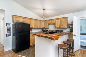 Fridge, microwave, oven, stovetop - Hydrangea Hideaway | Pets & Close to Black Mtn! (Black Mountain)
