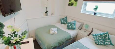 House | 4 bedrooms, iron/ironing board, free WiFi, bed sheets