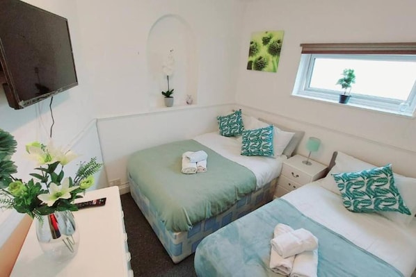 House | 4 bedrooms, iron/ironing board, free WiFi, bed sheets - Gilling Villa Remarkable 4-bed House in Gillingham (Gillingham)