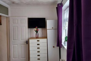 House, Multiple Beds | Living area | 30-inch TV with cable channels