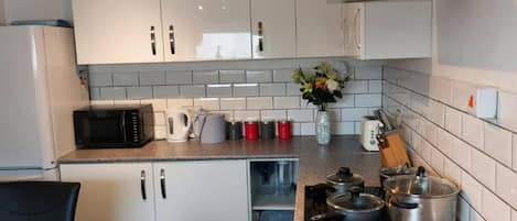 House | Private kitchen | Fridge, microwave, oven, stovetop