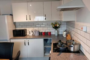 House | Private kitchen | Fridge, microwave, oven, stovetop - Gilling Villa Remarkable 4-bed House in Gillingham (Gillingham)