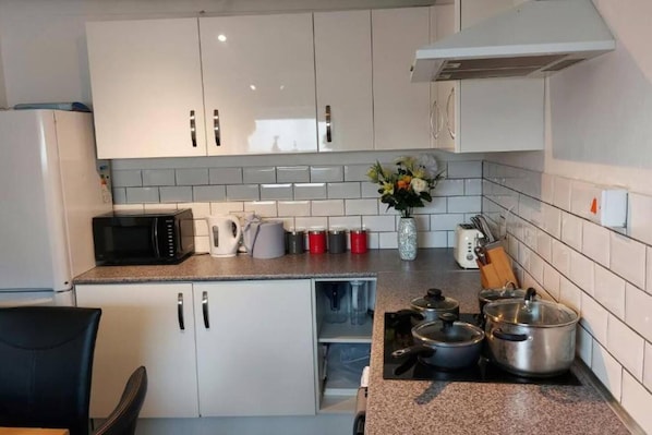 House, Multiple Beds | Private kitchen | Fridge, microwave, oven, stovetop