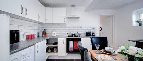 冰箱、微波炉、烤箱、炉灶