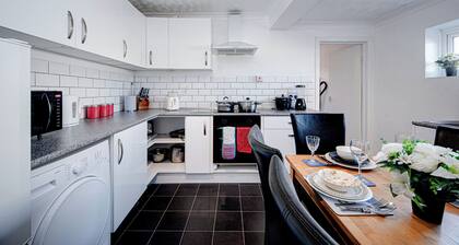 Gilling Villa Remarkable 4-bed House in Gillingham