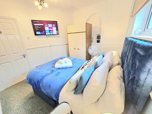 4 bedrooms, iron/ironing board, free WiFi, bed sheets