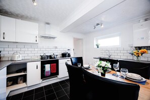 Fridge, microwave, oven, stovetop - Gilling Villa Remarkable 4-bed House in Gillingham (Gillingham)