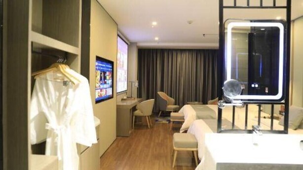 A hotel room with a bed, a desk, a chair, a TV, and a wardrobe. - Greentree Eastern Xinjiang Aksu Airport Hotel (Wensu County)