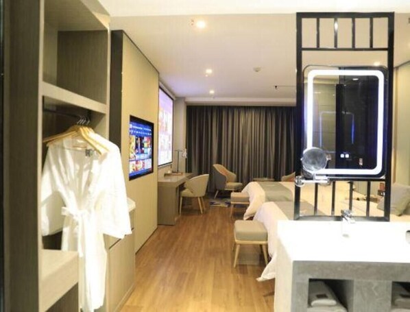 A hotel room with a bed, a desk, a chair, a TV, and a wardrobe. - Greentree Eastern Xinjiang Aksu Airport Hotel (Wensu County)