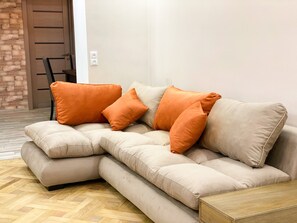 Living area - Luxury 4 bedroom apartment Tbilisi In the Center (Тбилиси)