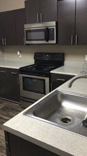 Fridge, microwave, oven, stovetop - Lovely 1 bedroom condo (Tampa)