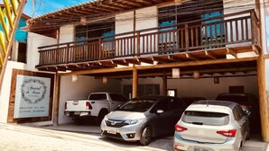 A two-story building with a balcony and a sign that reads "Areal da Pousada." - Pousada Arraial da Poesia (Porto Seguro)