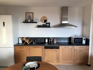 Réfrigérateur, micro-ondes, four, plaque de cuisson