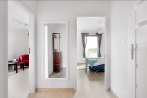 Appartement Deluxe | Coin séjour | Télévision à écran plat de 40 pouces avec chaînes numériques, télévision