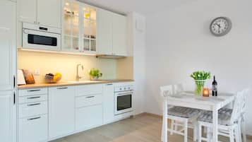 Deluxe Apartment | Private kitchen | Full-size fridge, oven, stovetop, dishwasher