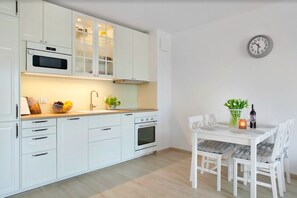 Căn hộ Deluxe | Bếp riêng | Tủ lạnh, lò nướng, bếp nấu, máy rửa bát 
