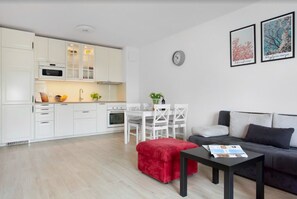 Departamento Deluxe | Área de sala de estar | Televisión de pantalla plana de 40 pulgadas con canales digitales