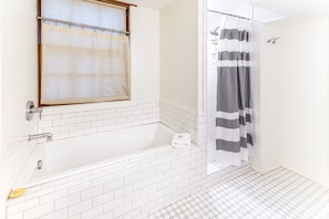 Badewanne, Haartrockner, Handtücher