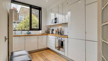 Frigorifero, microonde, forno, piano cottura