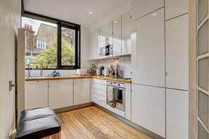 Fridge, microwave, oven, stovetop - 30 Thornhill Road · Award Winning 2 Bedroom House, King's Cross (Greater London)