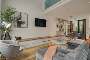 Interior - 30 Thornhill Road · Award Winning 2 Bedroom House, King's Cross (Greater London)